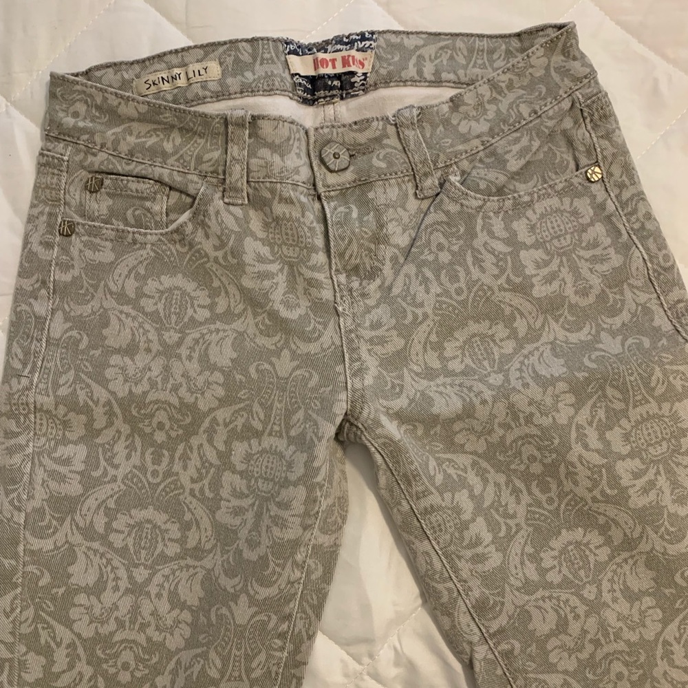 Hot Kiss Floral Pattern Gray/White Jeans